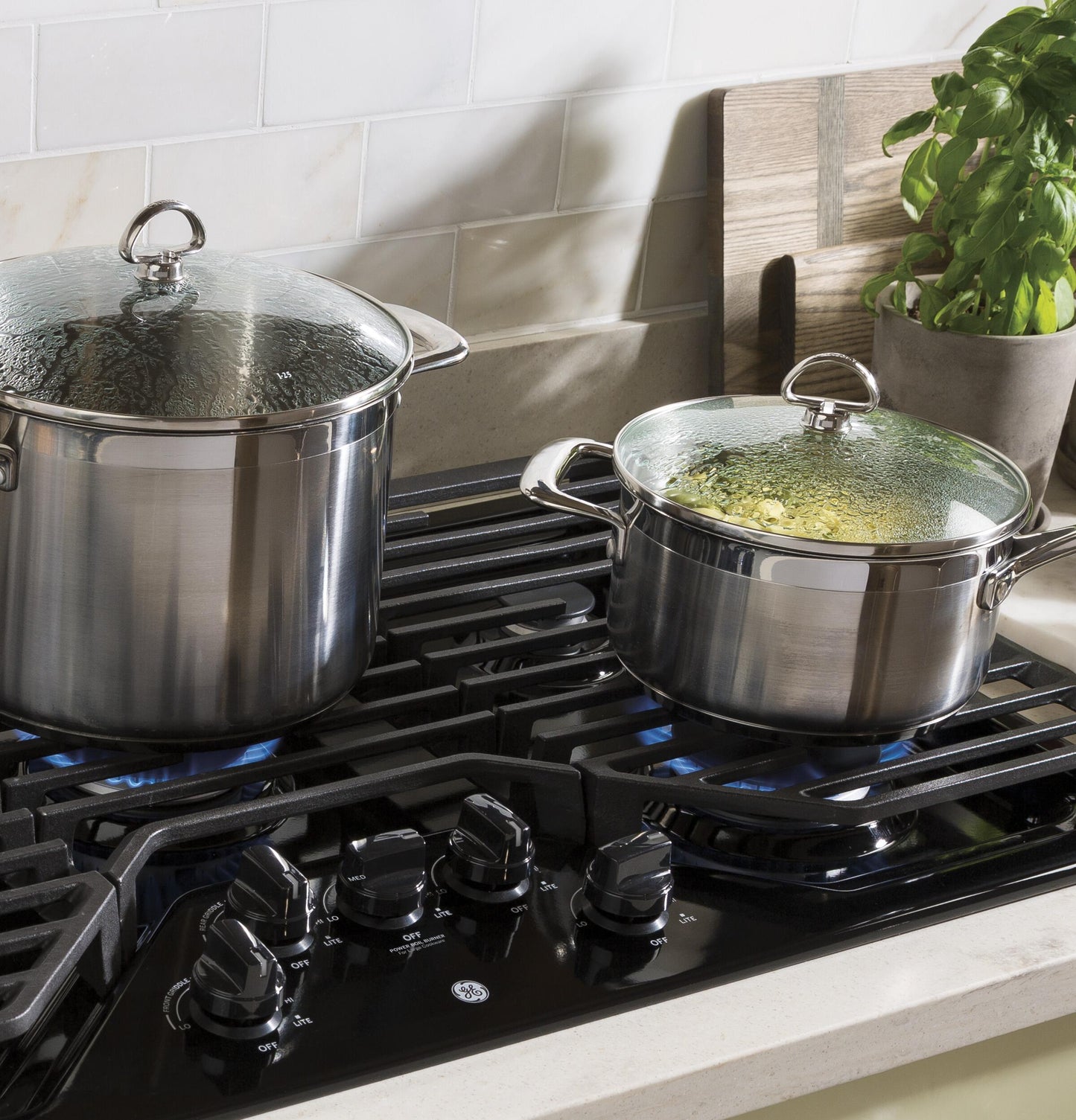 GE APPLIANCES JGP5036DLBB GE(R) 36" Built-In Gas Cooktop with 5 Burners and Dishwasher Safe Grates - JGP5036DLBB-KT