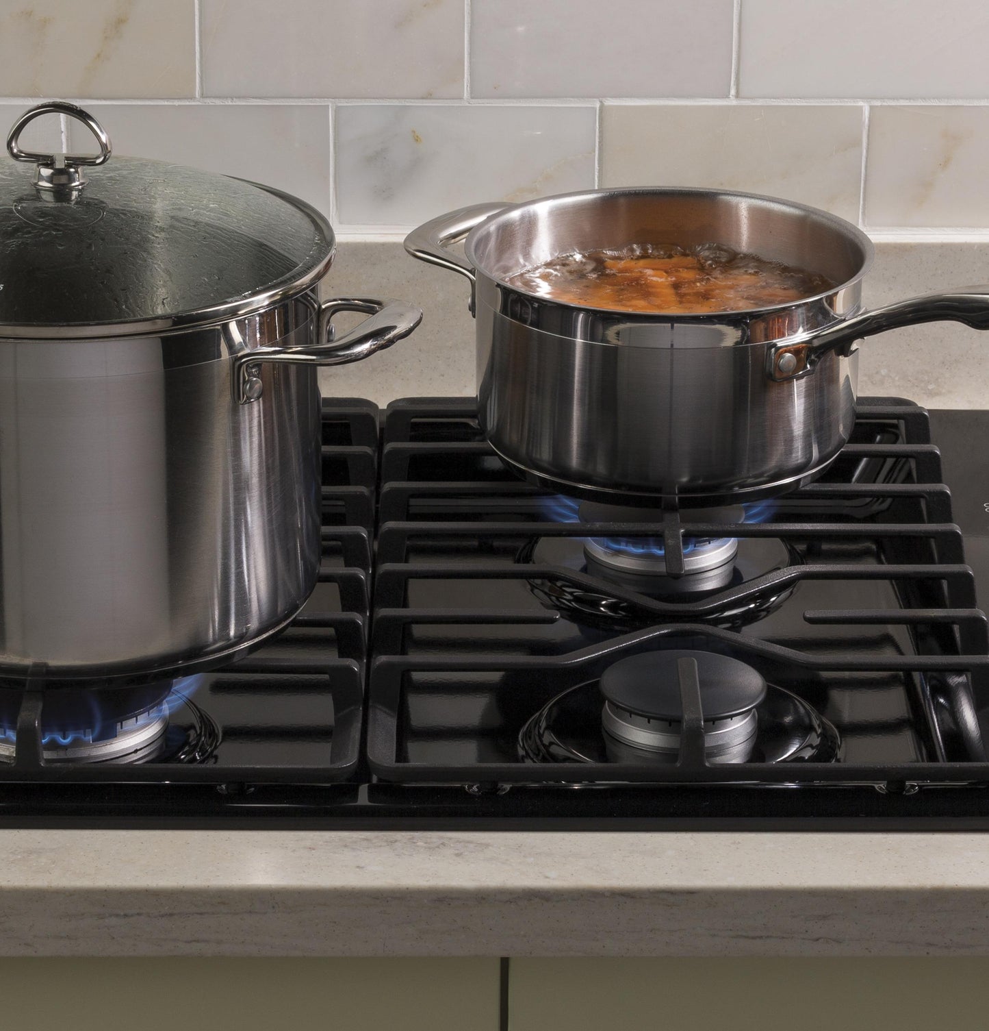 GE APPLIANCES JGP3030DLBB GE(R) 30" Built-In Gas Cooktop with Dishwasher-Safe Grates - JGP3030DLBB-KT
