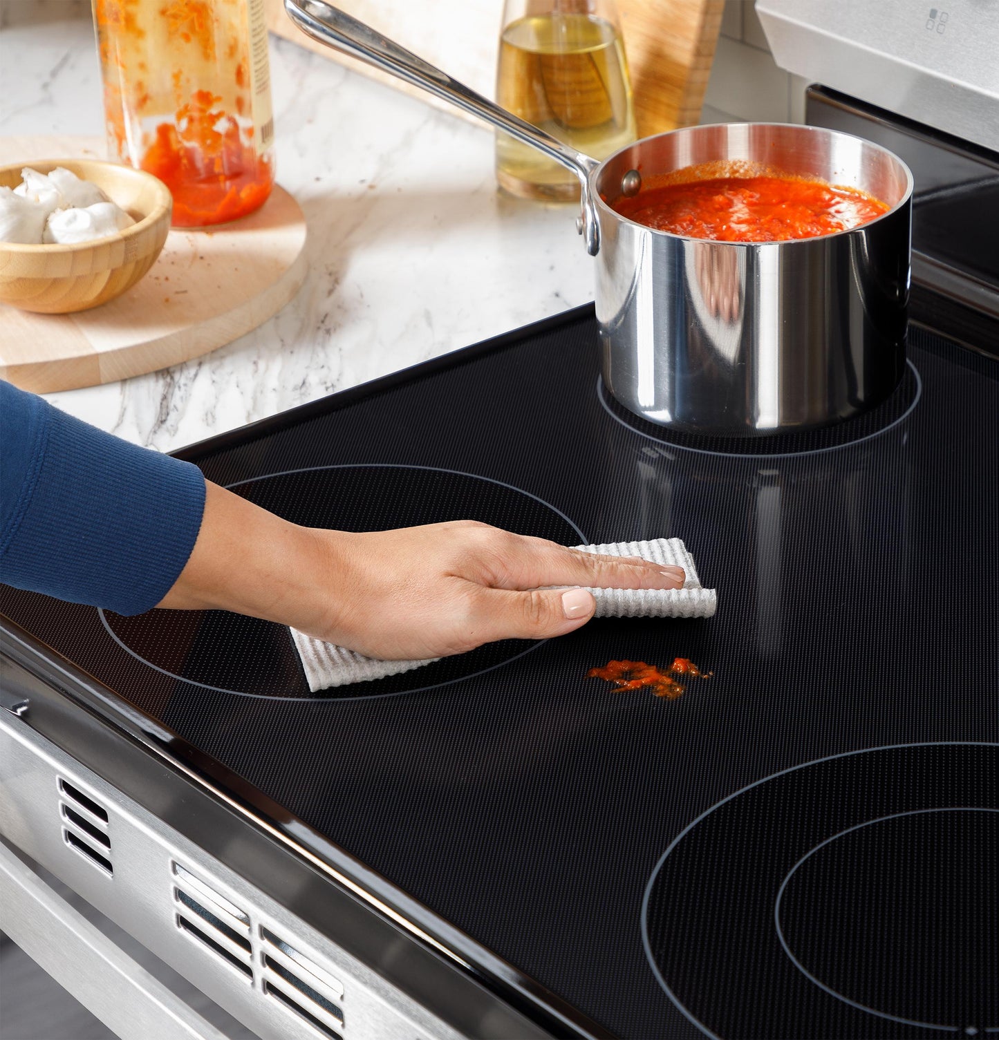 GE APPLIANCES GRF400PVWW GE(R) 30" Free-Standing Electric Range - GRF400PVWW-KT