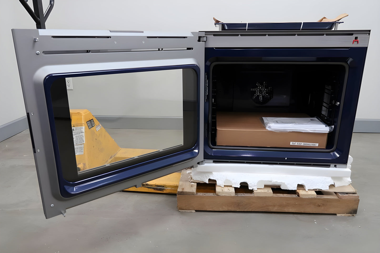 Gaggenau 400 Series 30" Self-Cleaning 4.5 Cu.Ft Glass Front Single Oven BO481613