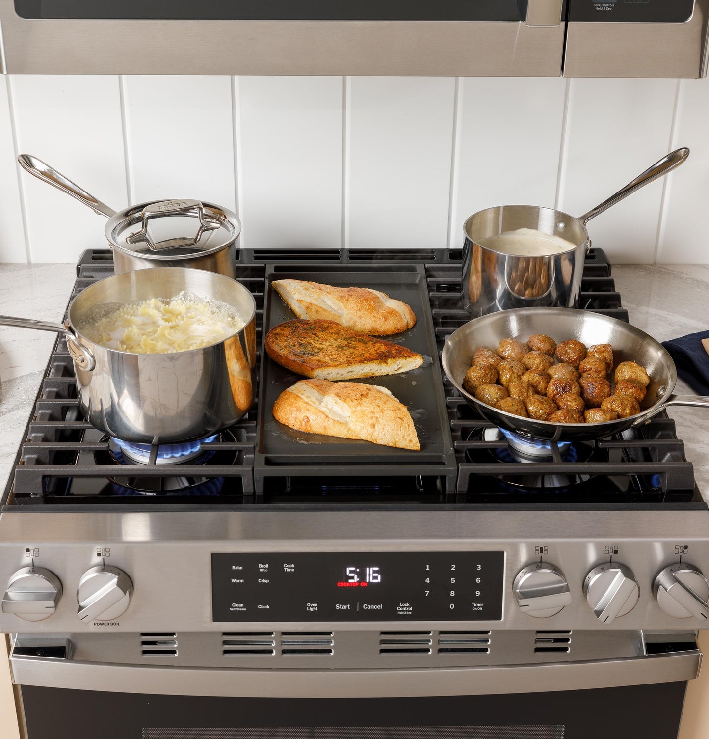 GE APPLIANCES GGS600AVES GE(R) 30" Slide-In Front-Control Convection Gas Range with No Preheat Air Fry and EasyWash(TM) Oven Tray - GGS600AVES-KT