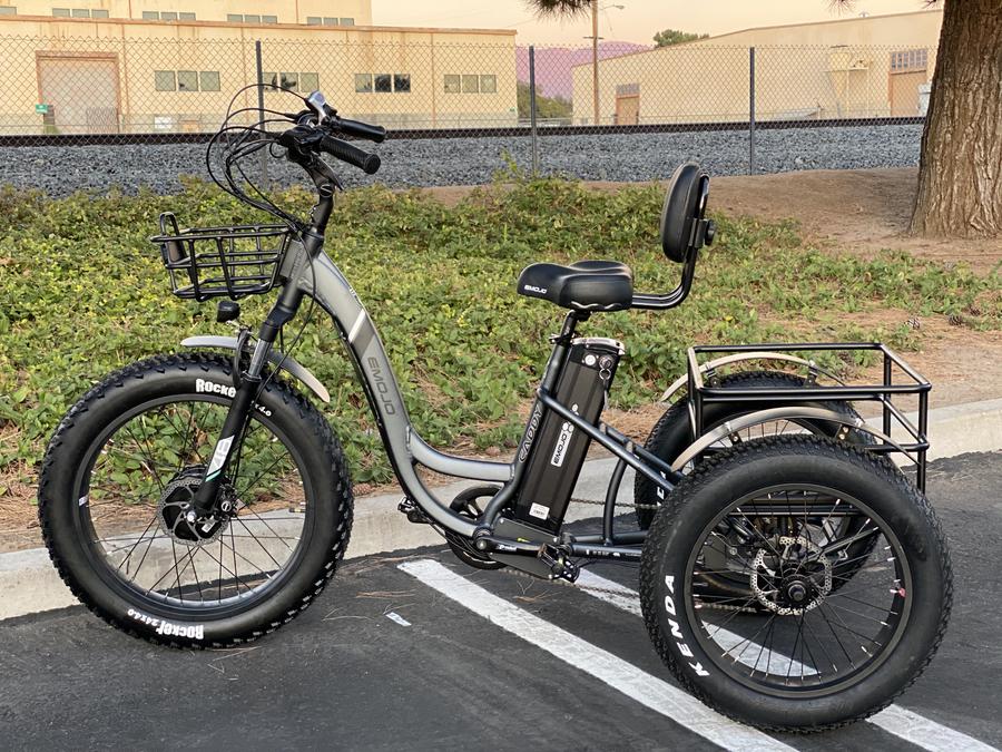 Emojo Caddy PRO 48V Lithium-Ion Battery 500W Motor Hydraulic Brakes The EMOJO Caddy PRO electric tricycle is an upgraded version of the original EMOJO Caddy electric tricycle. The Caddy PRO's upgraded features include Hydraulic Brakes, Front Suspension, a Comfortable Oversized Seat with Backrest, and now comes with 7 Speeds.  Also the front and rear baskets are white instead of black.
