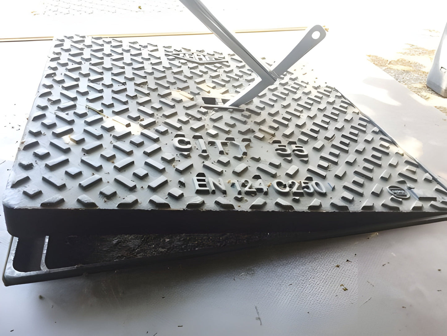 Italifters XT1 NANO 500 lb Lift Capacity Manhole Cover Lifter - 142124