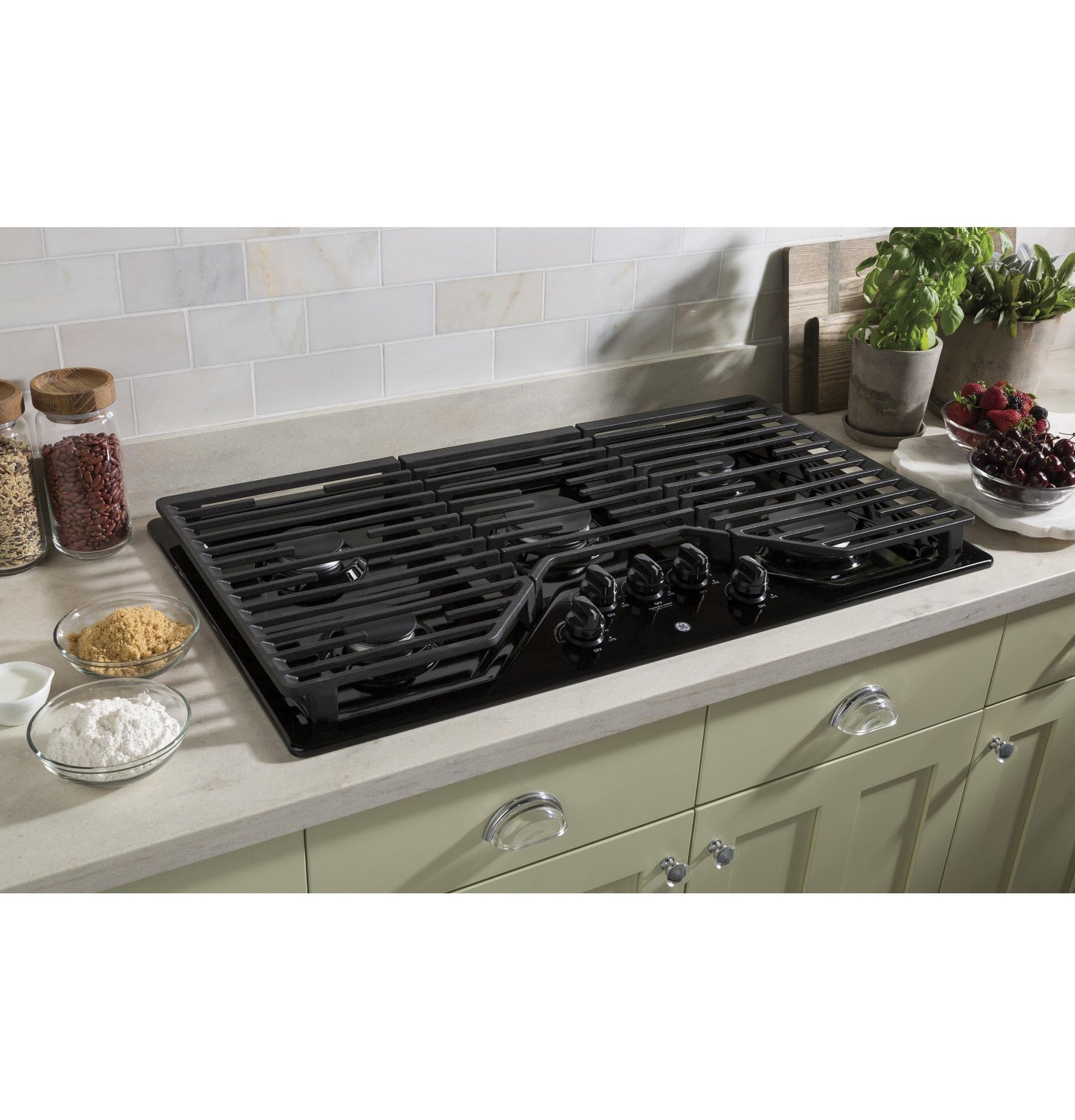 GE APPLIANCES JGP5036DLBB GE(R) 36" Built-In Gas Cooktop with 5 Burners and Dishwasher Safe Grates - JGP5036DLBB-KT