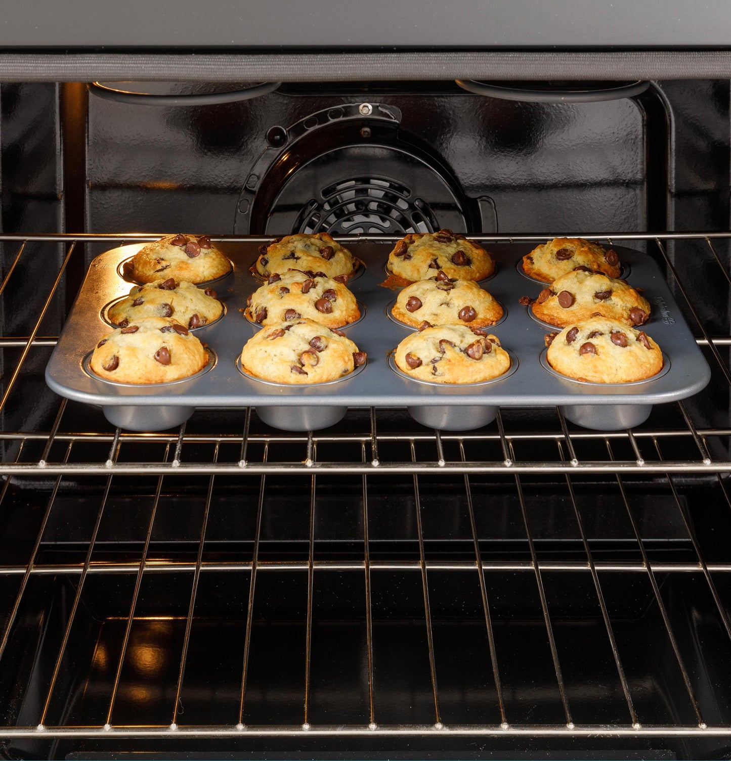 GE APPLIANCES GGS600AVFS GE(R) 30" Slide-In Front-Control Convection Gas Range with No Preheat Air Fry and EasyWash(TM) Oven Tray - GGS600AVFS-KT