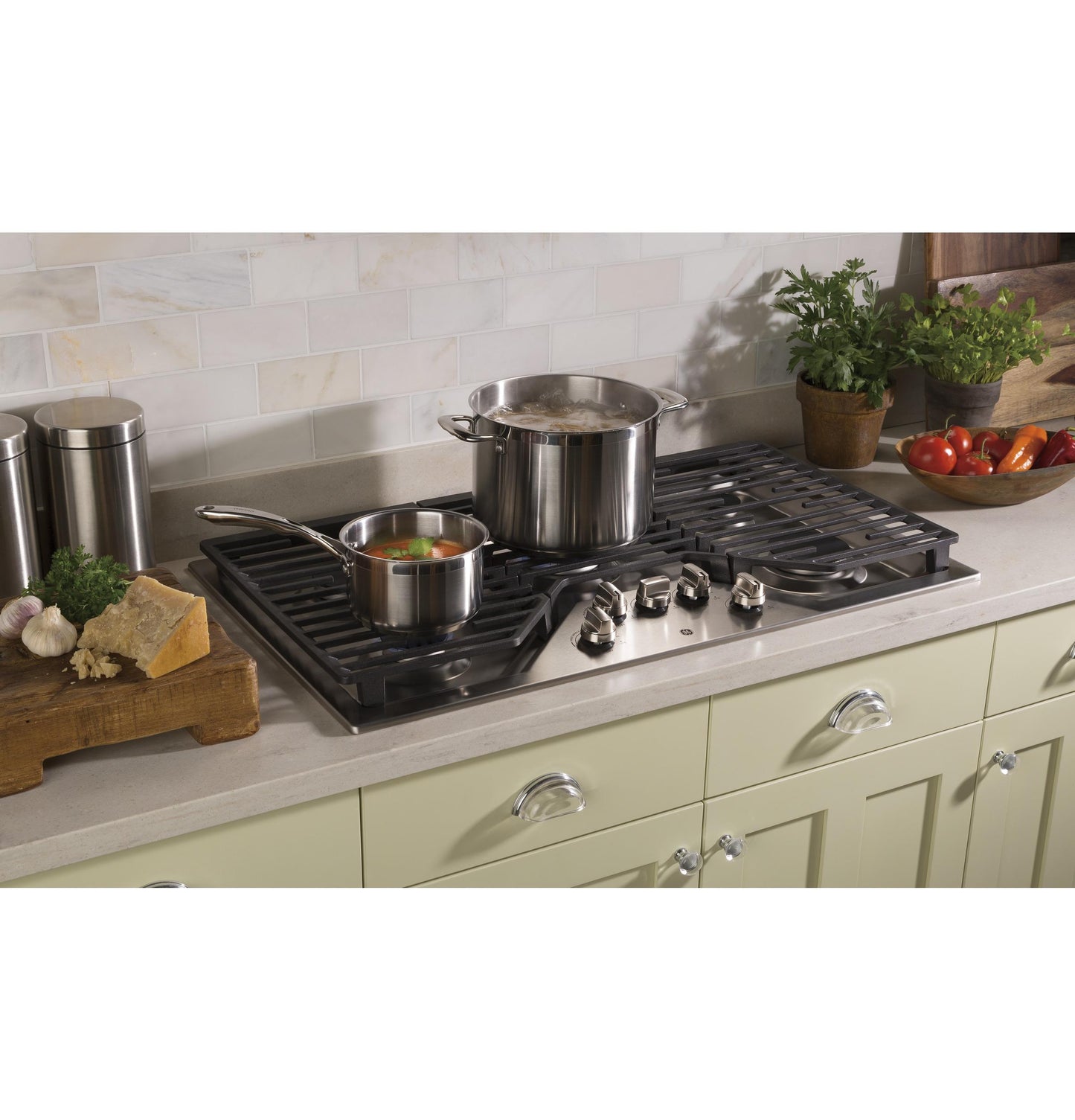 GE APPLIANCES JGP5036SLSS GE(R) 36" Built-In Gas Cooktop with 5 Burners and Dishwasher Safe Grates -JGP5036SLSS-KT