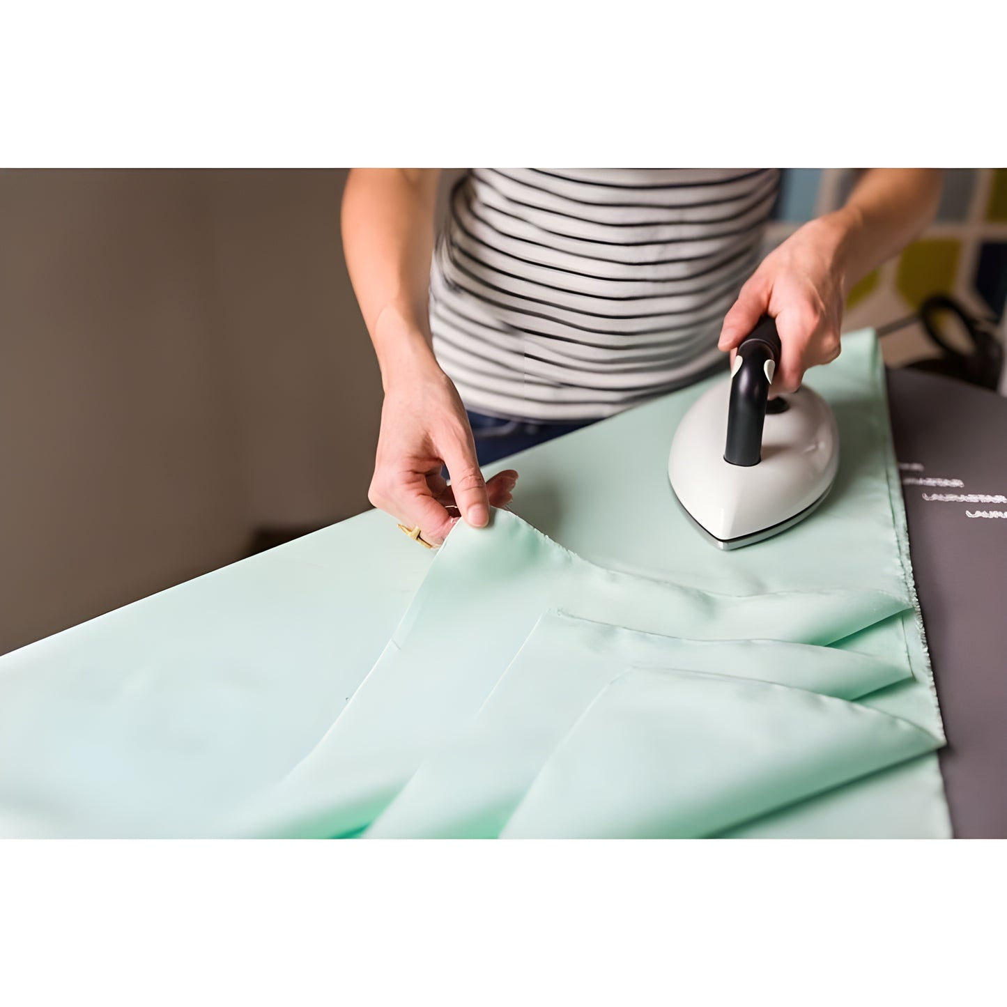 Laurastar Lift Steam Iron in White - 000.0603.511